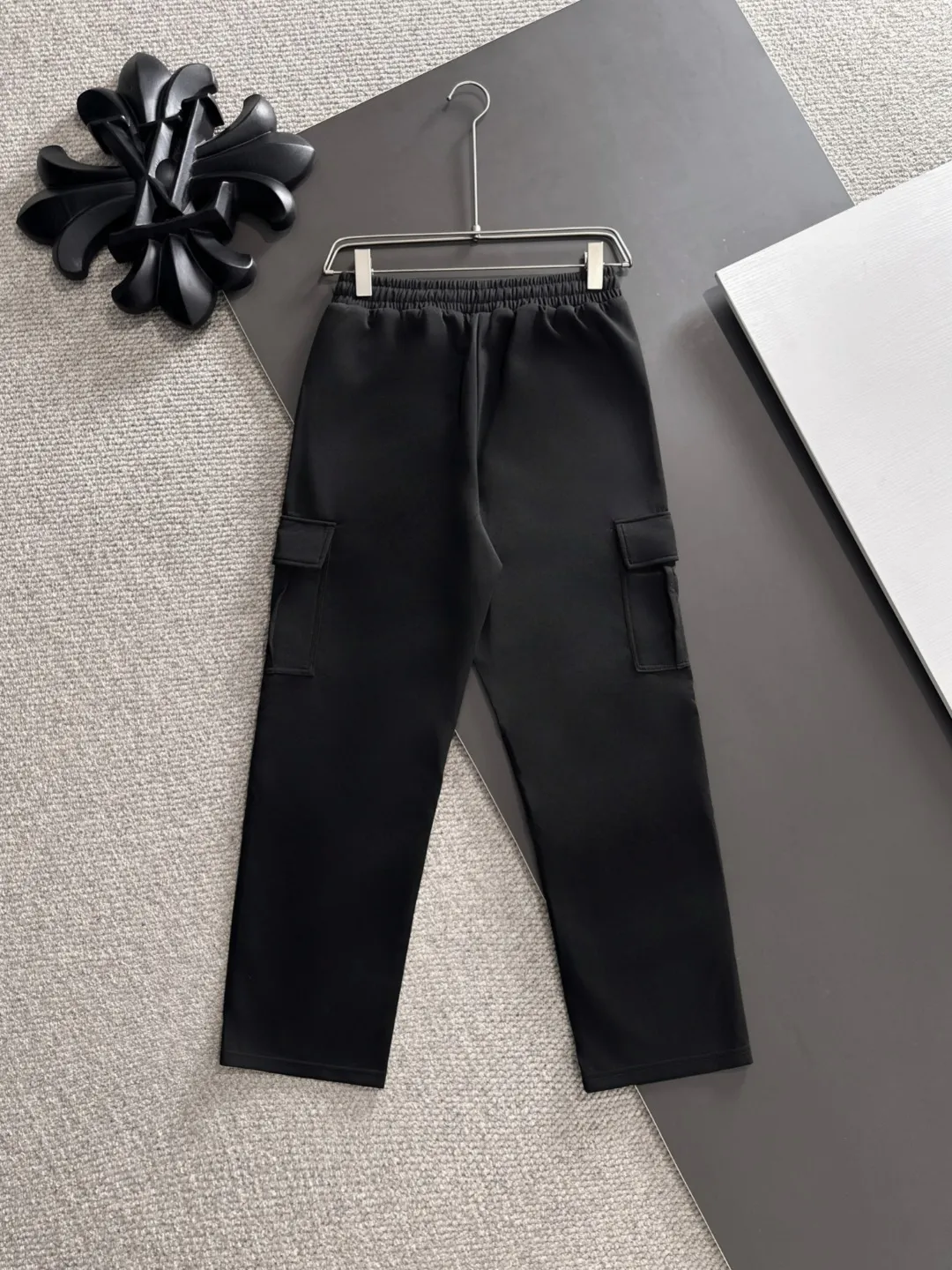 Next day shipment P360 Stone lsland/Stone Island Exclusively launches 25ss autumn and winter new high-quality trousers. Compare real-life details at will. Craftsmanship that ordinary small workshops cannot copy. Top-level ZP development. Unique imported fabric feel. Purely imported German machine production. Precision operation. Ten thousand needle density. A pair of trousers with rich details. You can see the development strength. A full set of new accessories are customized simultaneously. Simple yet elegant. Soft, delicate and comfortable. The upper body is versatile and fashionable. A perfect choice for autumn and winter, a must-have item. Sizes: M to 3XL (please state your height and weight when placing an order)